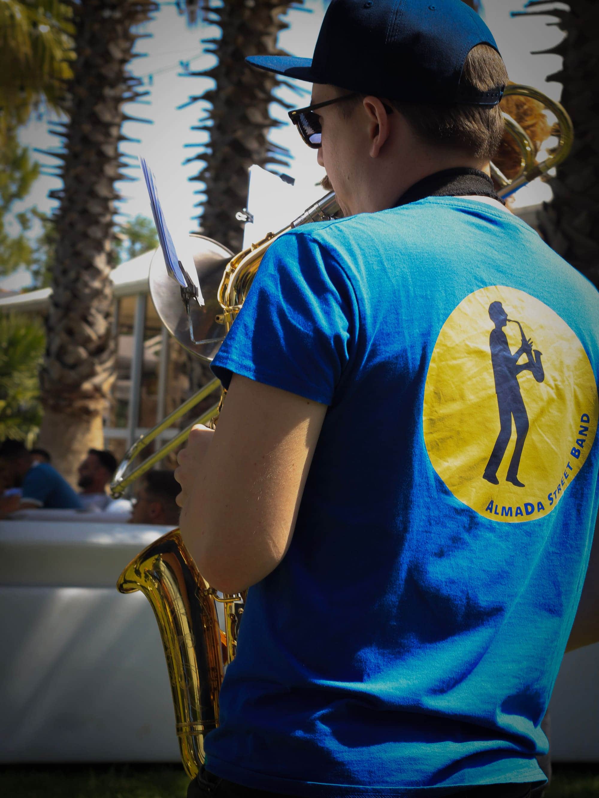 O logótipo da ASB nas costas de uma t-shirt, num saxofonista visto por trás